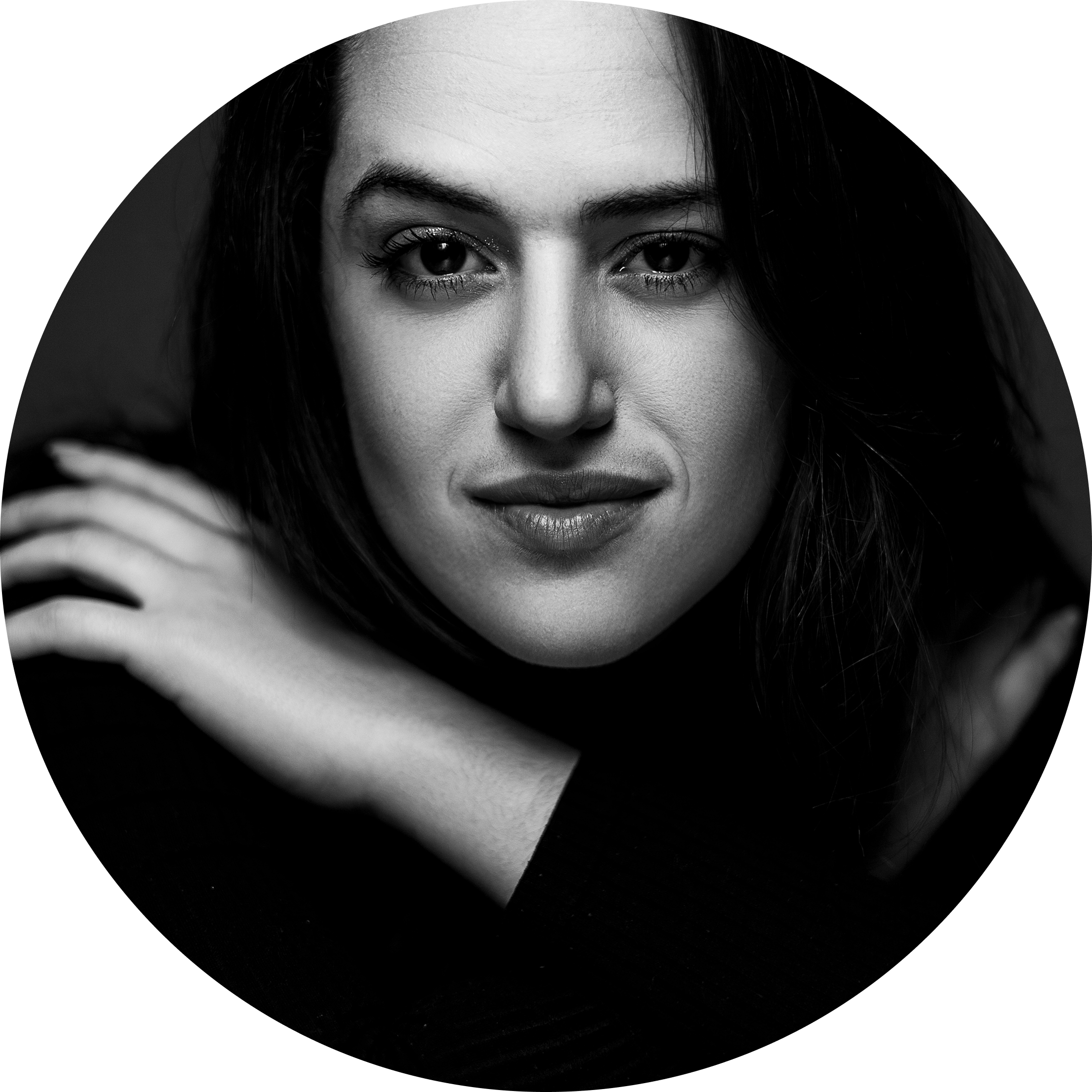 Foto de Julia Schmidt sorrindo com uma blusa preta, ambiente com boa iluminação.